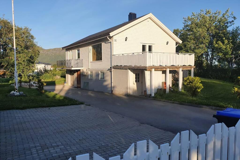 Апартаменты Hus Sentralt I Lofoten Лекнес Экстерьер фото