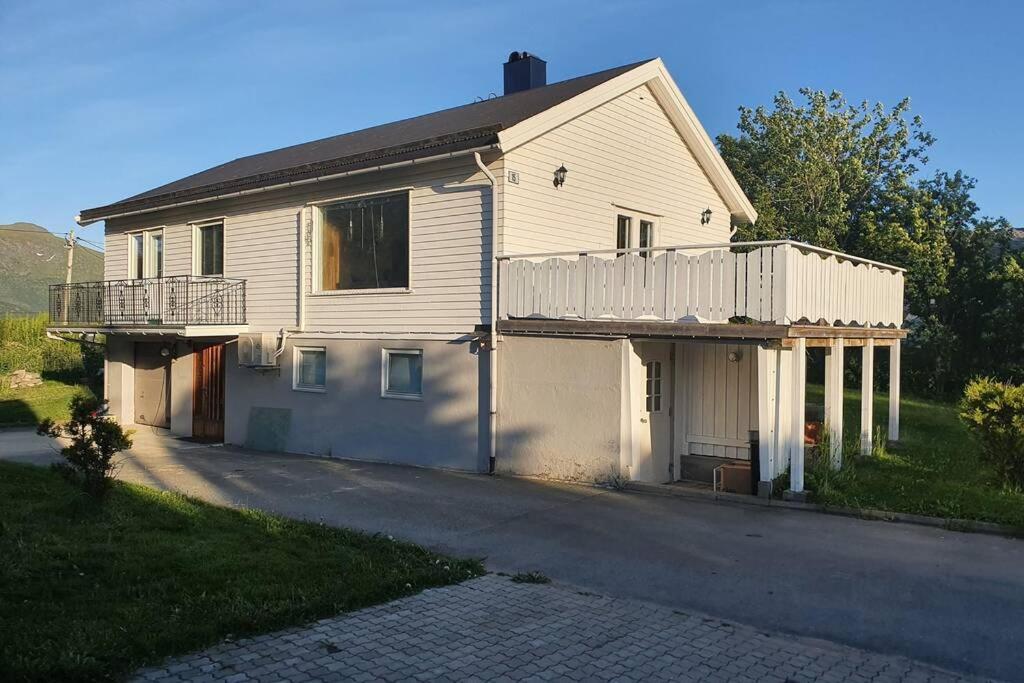 Апартаменты Hus Sentralt I Lofoten Лекнес Экстерьер фото